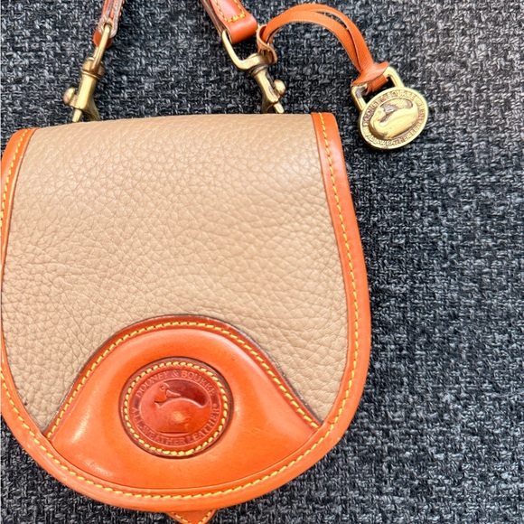Dooney & Bourke Elegant Tan and Orange Leather Crossbody Bag - Picture 2 of 6